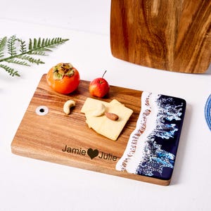 Personalisiertes hölzernes Harz-Charcuteriebrett für Verlobungsgeschenk, individuell graviertes Ozean-Harz-Servierbrett, Epoxidharz-Strand-Käsebrett