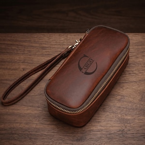 Könnte beinhalten: Ein Set aus drei Keramikbechern mit gesprenkelter, matter Oberfläche. Die Becher sind in Creme-, Hellgrau- und Dunkelgrautönen gehalten. Jeder Becher hat ein schlichtes, minimalistisches Design, ideal für Kaffee oder Tee.