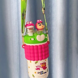 Niedlicher Crayon Shin-chan hängender Strohbecher, 3D-Karikatur-Deckel auslaufsicher, tragbar, verstellbarer Riemen, Reisegeschenk, Bürobecher für den täglichen Gebrauch
