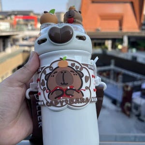 Capybara 3D-Karikatur-Thermoskannenbecher, niedliche Trinkflasche mit Deckel und Schultergurt, lustiger tragbarer Wasserbecher, entzückender Reisebecher mit Tiermotiv