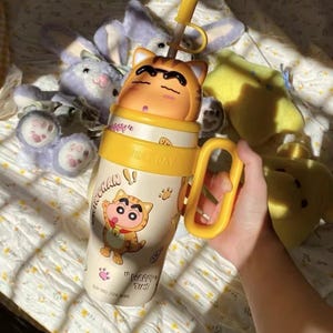 クレヨンしんちゃん ステンレススチール 断熱タンブラーマグ 27オンス 大型ハンドルカップ ストロー付き 4つのかわいいデザイン 漏れ防止 旅行&オフィスマグ