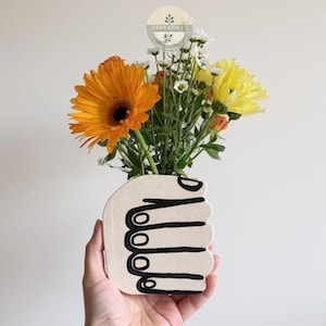 Jarrón de cerámica minimalista hecho a mano / Arte abstracto de líneas negras, decoración moderna para el hogar, pequeño portaflores, elegante pieza decorativa de mesa.