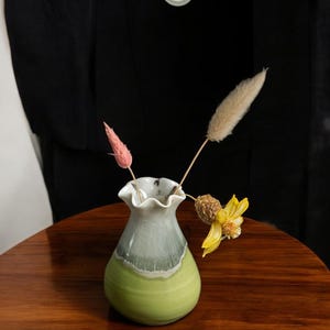 Jarrón de cerámica minimalista con forma de bulbo: pequeño portaflores hecho a mano, decoración moderna para el hogar y un elemento estético para la mesa