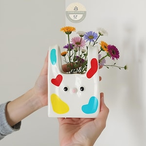 Minimalistische Taschenförmige Keramikvase | Verspieltes Gesichtsdesign, glänzende weiße Oberfläche, modernes Wohndekor, niedliches ästhetisches Akzentstück