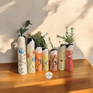 Jarrón de cerámica pintado a mano con diseño de flores y pájaros de primavera / Jarrón delgado recubierto de resina para el hogar y regalos