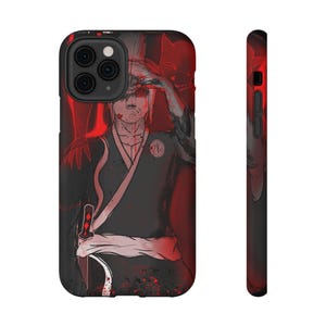 Puede incluir: Funda de teléfono negra con una ilustración roja y negra de un personaje con kimono sosteniendo una espada. El diseño incluye detalles en rojo y una figura sombreada en el fondo. El lateral de la funda es negro liso con detalles en rojo.