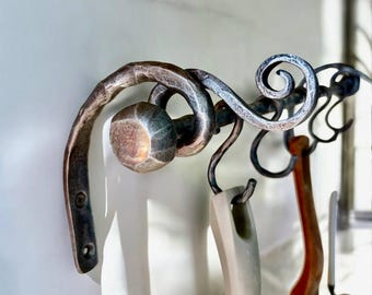 Estante para ollas de hierro forjado a mano: Riel rústico para utensilios de cocina