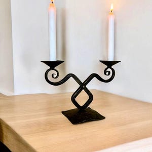 手鍛造キャンドルホルダー / 錬鉄製燭台 / 重厚なツインキャンドルスタンド / ゴシック装飾 / 彼へのプレゼント、卒業祝い