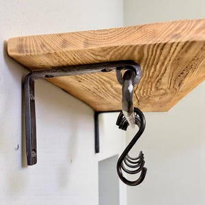 Op de afbeelding: Een set van drie keramische mokken met een gespikkelde, matte afwerking. De mokken zijn in de kleuren crème, lichtgrijs en donkergrijs. Elke mok heeft een eenvoudig, minimalistisch ontwerp en een afgeronde handgreep.