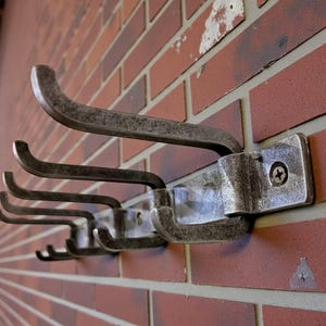 Ganchos de pared forjados de estilo rústico: perchero de acero hecho a mano, decoración industrial para loft, organizador de pared de herrero.