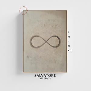 Puede incluir: Una impresión en lienzo beige con un símbolo de infinito gris en el centro. La impresión está enmarcada en un marco de madera claro. El texto "SALVATORE ART PRINTS" está impreso debajo de la imagen.
