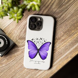 Könnte beinhalten: Weisses Handy-Case mit einem lila Schmetterling und dem Zitat "Glaube an deine Flügel, auch wenn du sie nicht sehen kannst".