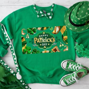 Könnte beinhalten: Grünes Sweatshirt mit einem grafischen Druck von Kleeblättern, Harfen und dem Text "Happy Patrick's Day".