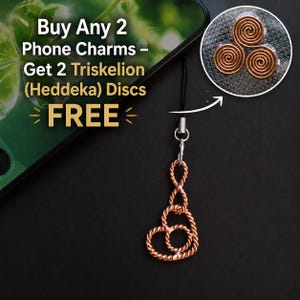 Könnte beinhalten: Ein kupferfarbener Handy-Anhänger aus gedrehtem Draht in Herzform an einer schwarzen Kordel. Das Bild enthält den Text: Buy Any 2 Phone Charms – Get 2 Triskelion (Heddeka) Discs FREE, mit einem Einsatz, der drei spiralförmige Scheiben zeigt.