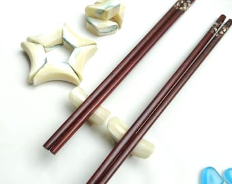 Juego de 5 o 10 posavasos de concha marina natural / Accesorio de mesa de lujo hecho a mano / Reposacuchos para cuchillo, tenedor y cuchara / Herramientas de decoración de mesa