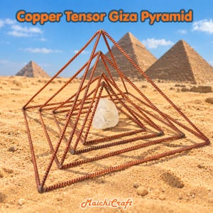 Può includere: Una scultura Copper Tensor Giza Pyramid realizzata in filo di rame intrecciato, con un cristallo di quarzo chiaro e irregolare posizionato al centro. Il testo Copper Tensor Giza Pyramid e MaichiCraft è visibile nell'immagine.