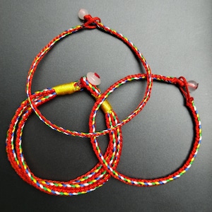 Braccialetto tibetano intrecciato a cinque colori fatto a mano: cordino portafortuna per yoga di dimensioni standard, braccialetto buddista, regalo spirituale, fornito con una lussuosa confezione regalo.