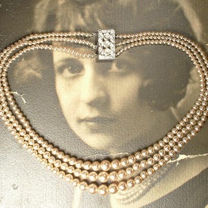 1940er Jahre Vintage Art Deco Champagner Elfenbein Perlenkette, Braut / Hochzeit Multi 3 Drei Strang Glas Silber Strass Verschluss Antike PRISTINE