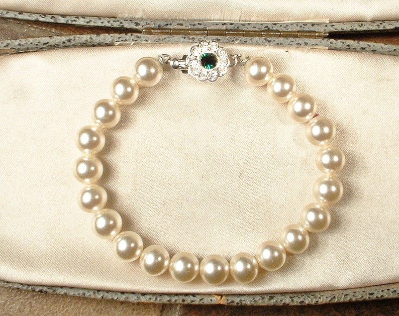 Vintage Ivory Glass Pearl & Emerald Rhinestone Bridal Bracelet, Single Strand Cream Pearls Silver Green Clasp, Gatsby 1920s Wedding 1950s image 5