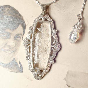 Antik blommig intaglio kamferglashalsband, art déco silverrospärlhänge med strass, vintage 1920-talsbrud/bröllopsnågot gammalt