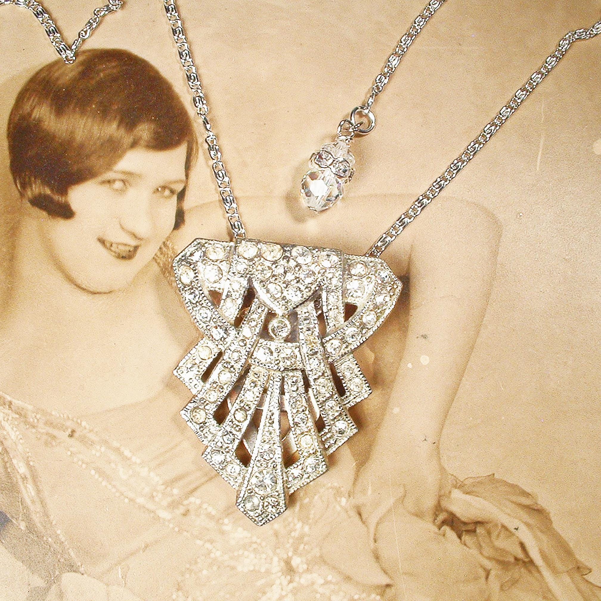 Collier Ancien En Cristal Et Plastique - Longueur 21 Cm Fermé, Couleur Argenté, Occasion, Bijou Vintage