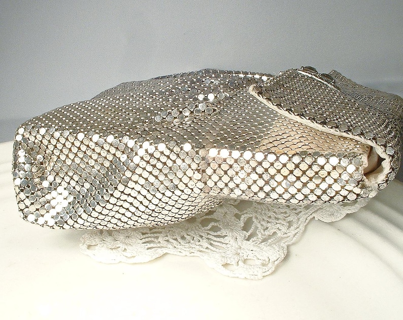 Pochette Whiting Davis in rete argentata, in condizioni perfette, con strass, stile Art Déco, glamour vecchia Hollywood, borsa da sera/matrimonio vintage, borsa a mano anni '40. immagine 10