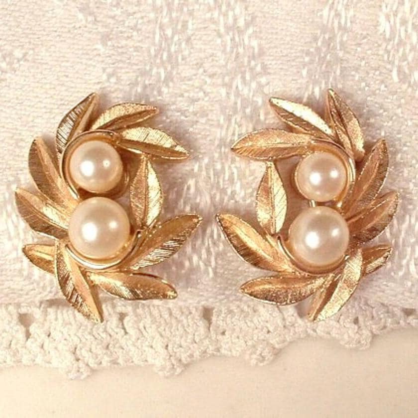 Orecchini a cerchio con perle: pendenti in ottone placcato oro 22 carati, realizzati a mano / Regalo per la festa della mamma - Italia