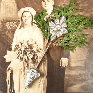 Antik 1920-tals art déco brudgums boutonniere strass pinne nål, brudbukett jabot, Gatsby klar kristall lång hatt nål silver kruka metall gåva