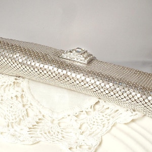 Pochette Whiting Davis in rete argentata, in condizioni perfette, con strass, stile Art Déco, glamour vecchia Hollywood, borsa da sera/matrimonio vintage, borsa a mano anni '40. immagine 8