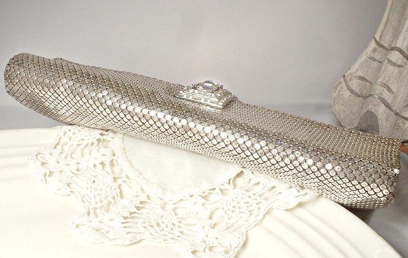 Pochette Whiting Davis in rete argentata, in condizioni perfette, con strass, stile Art Déco, glamour vecchia Hollywood, borsa da sera/matrimonio vintage, borsa a mano anni '40. immagine 8