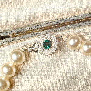 Vintage Ivory Glass Pearl & Emerald Rhinestone Bridal Bracelet, Single Strand Cream Pearls Silver Green Clasp, Gatsby 1920s Wedding 1950s image 4