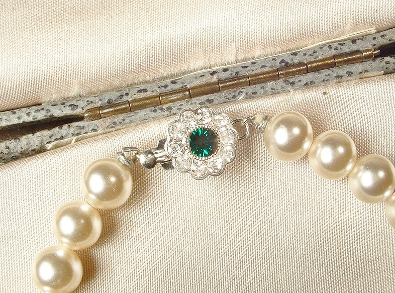 Vintage Ivory Glass Pearl & Emerald Rhinestone Bridal Bracelet, Single Strand Cream Pearls Silver Green Clasp, Gatsby 1920s Wedding 1950s image 4