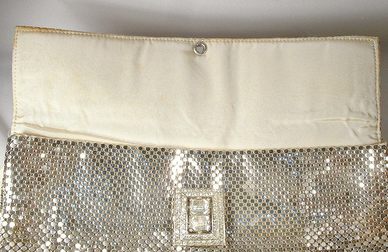 Pochette Whiting Davis in rete argentata, in condizioni perfette, con strass, stile Art Déco, glamour vecchia Hollywood, borsa da sera/matrimonio vintage, borsa a mano anni '40. immagine 7