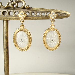 Vintage örhängen i kamferglas, art déco-örhängen med guldplätering i löv och strass, brudtärnat vintage-Gatsby-bröllop, något gammalt