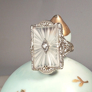 Anillo antiguo de la década de 1920 con diamantes en oro blanco de 14 quilates y cristal de alcanfor. Filigrana de cristal de roca Art Déco, estilo eduardiano, Gatsby PSCO, talla 5.