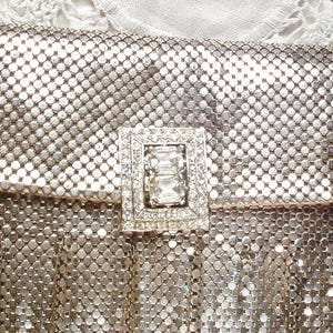 Pochette Whiting Davis in rete argentata, in condizioni perfette, con strass, stile Art Déco, glamour vecchia Hollywood, borsa da sera/matrimonio vintage, borsa a mano anni '40. immagine 6