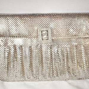 Pochette Whiting Davis in rete argentata, in condizioni perfette, con strass, stile Art Déco, glamour vecchia Hollywood, borsa da sera/matrimonio vintage, borsa a mano anni '40. immagine 2
