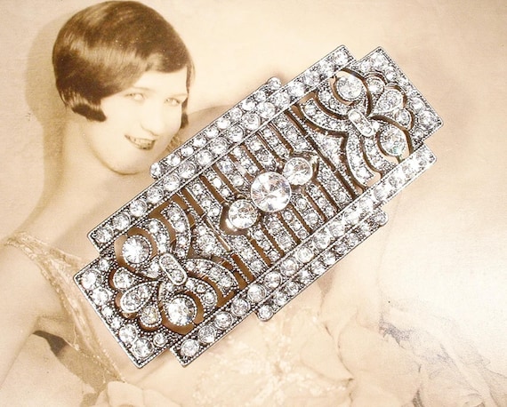 BROCHE ART DÉCO ANCIENNE en métal argenté Panier Strass Bleu
