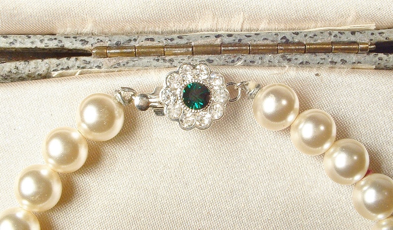 Vintage Ivory Glass Pearl & Emerald Rhinestone Bridal Bracelet, Single Strand Cream Pearls Silver Green Clasp, Gatsby 1920s Wedding 1950s image 3