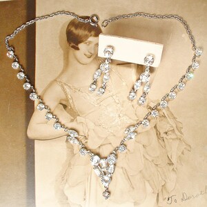 Collana/orecchini vintage Art Déco con schiena aperta in cristallo, girocollo pendente delicato con pendente aperto in argento anni '40, stile Gatsby Flapper, anni '20