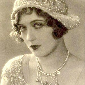 Vintage Ivory Glass Pearl & Emerald Rhinestone Bridal Bracelet, Single Strand Cream Pearls Silver Green Clasp, Gatsby 1920s Wedding 1950s image 10