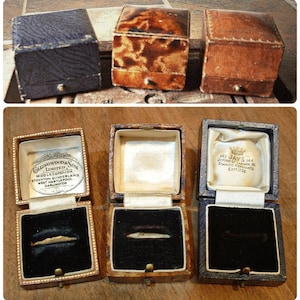 Caja de exhibición de anillos antigua de la década de 1920, cuero repujado, terciopelo/satén de la época Art Déco de Inglaterra, estuche de regalo vintage de madera pequeño para anillos de compromiso.