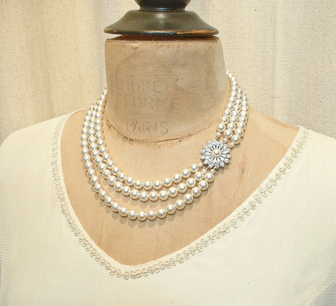 Collier Vintage en verre clair opaque avec bavette en forme de goutte d'eau 1940