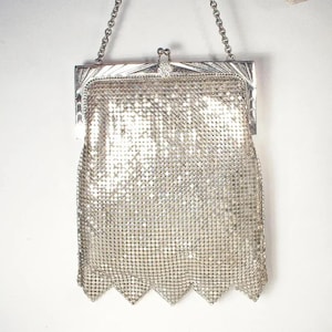 Makellose Art-déco-Abendtasche von Whiting & Davis im Flapper-Stil aus silbernem Netzgewebe, Brauttasche, Vintage-Hochzeitshandtasche im Gatsby-Glamour-Stil mit Metallic-Schulter