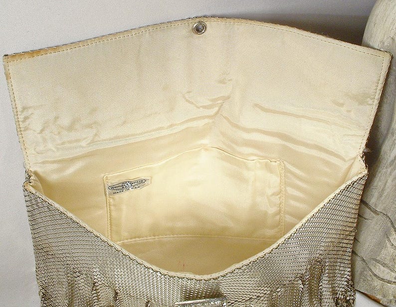 Pochette Whiting Davis in rete argentata, in condizioni perfette, con strass, stile Art Déco, glamour vecchia Hollywood, borsa da sera/matrimonio vintage, borsa a mano anni '40. immagine 11