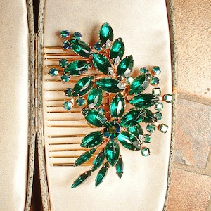 OOAK Vintage Emerald Rhinestone Bridal Hair Comb, Gold Dark Green Crystal Leaf Wedding Headpiece, Large Brooch Hairpiece Something Old Gift