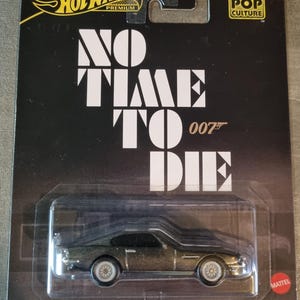 Hot Wheels Premium - Aston Martin V8 - James Bond 007 - Real Riders JDM - Colecionadores Mattel