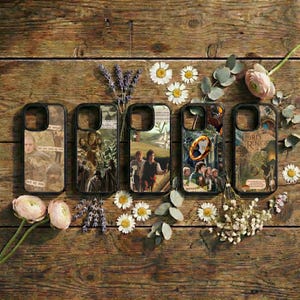 Könnte beinhalten: Fünf Handyhüllen mit Bildern aus den Filmen „Der Herr der Ringe“ werden auf einer Holzoberfläche präsentiert. Die Hüllen zeigen verschiedene Szenen und Charaktere, einige mit Text. Gänseblümchen, Lavendel und rosa Blumen umgeben die Hüllen.