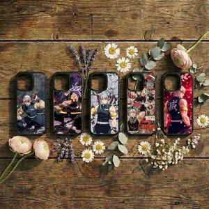 Puede incluir: Una taza de cerámica blanca con un asa negra y el texto "But First, Coffee" en negro, con una fuente de estilo manuscrito. La taza está sobre una superficie blanca.