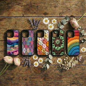 Puede incluir: Cinco fundas para teléfono con diseños únicos. Una funda presenta una pintura de paisaje, otra tiene un patrón geométrico y una tercera muestra un diseño floral. Las dos fundas restantes muestran patrones de ganchillo en verde y arcoíris.